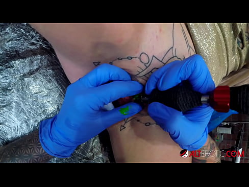 ❤️ La bomba Sully Savage, molt tatuada, es va tatuar al clítoris ❤️❌ Porno al ca.justindianpornx.ru ❤